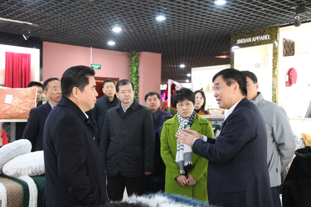 2016年11月26日，時(shí)任連云港市市長項(xiàng)雪龍來到飛雁毛毯有限公司調(diào)研指導(dǎo)工作。